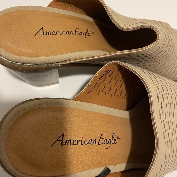 American Eagle Brand Size 8.5 Taupe Colored Slip on Heeled Sandals Suede Like - Picture 6 of 6